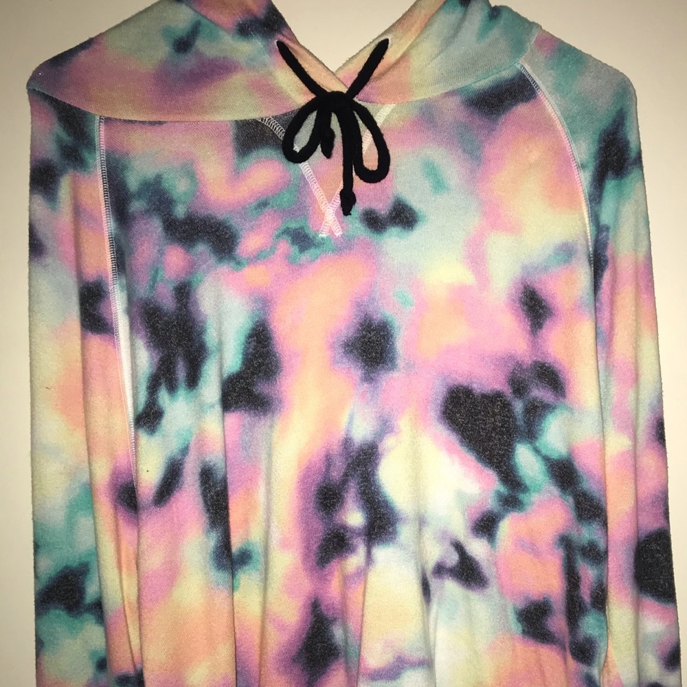 VICTORIA SECRET PINK TYE DYE PULL OVER!